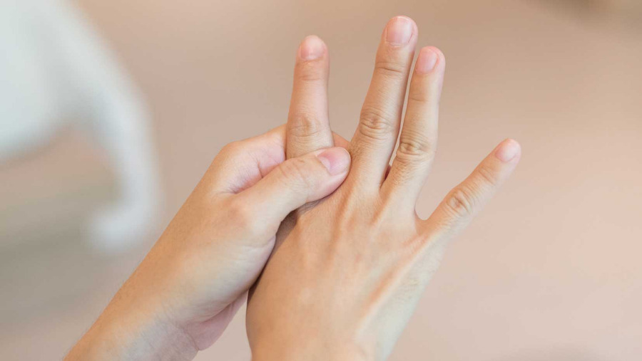 علل بروز تورم انگشتان دست چیست