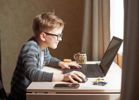 عادت کردن کودک به حضور در فضای مجازی